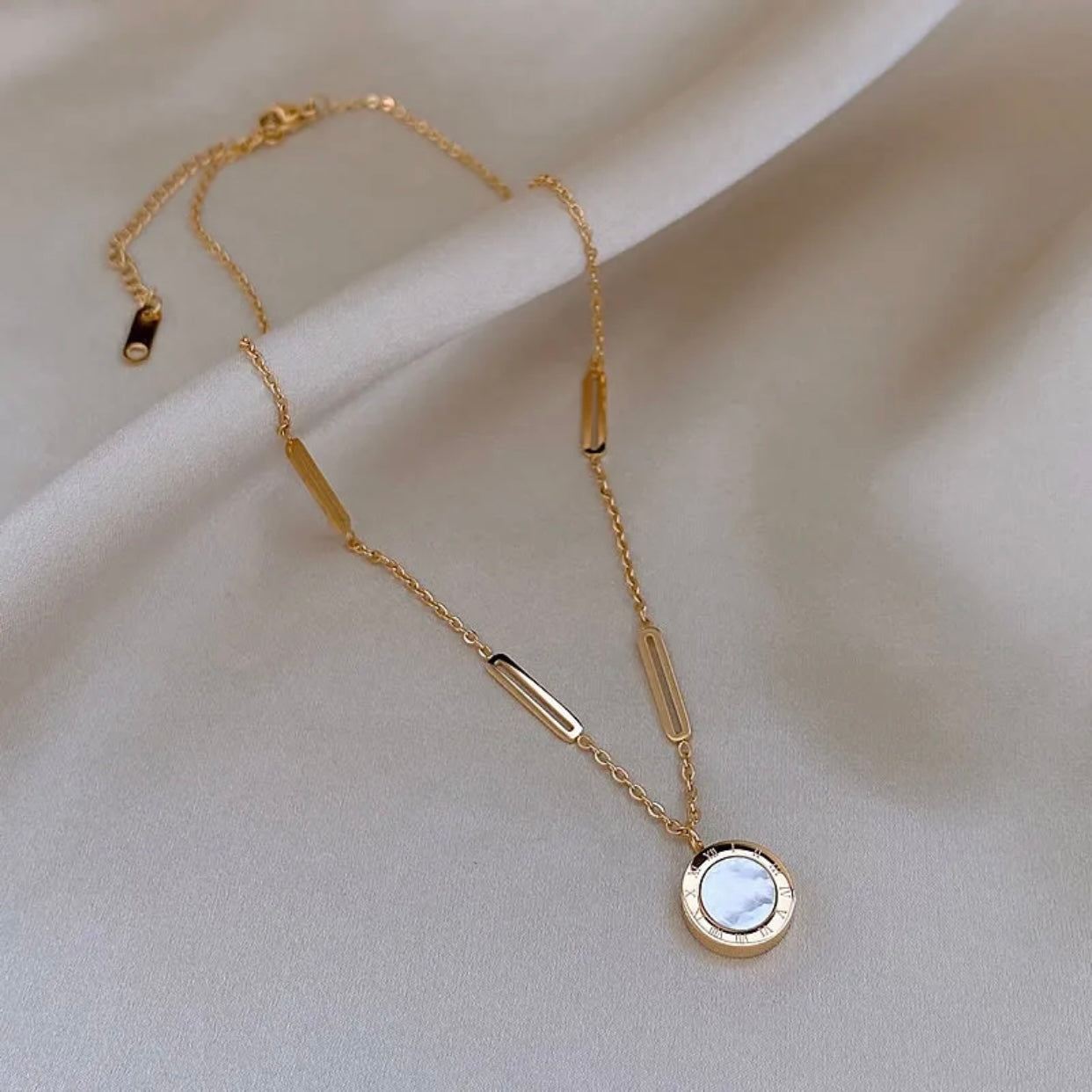 BELLA ROMAN NUMERAL LINK CHAIN NECKLACE