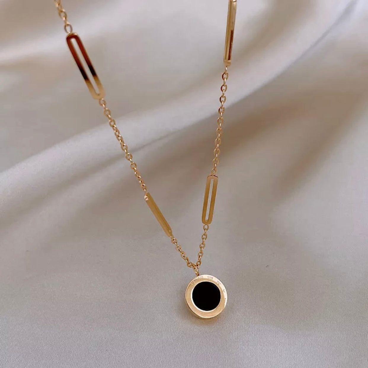 BELLA ROMAN NUMERAL LINK CHAIN NECKLACE