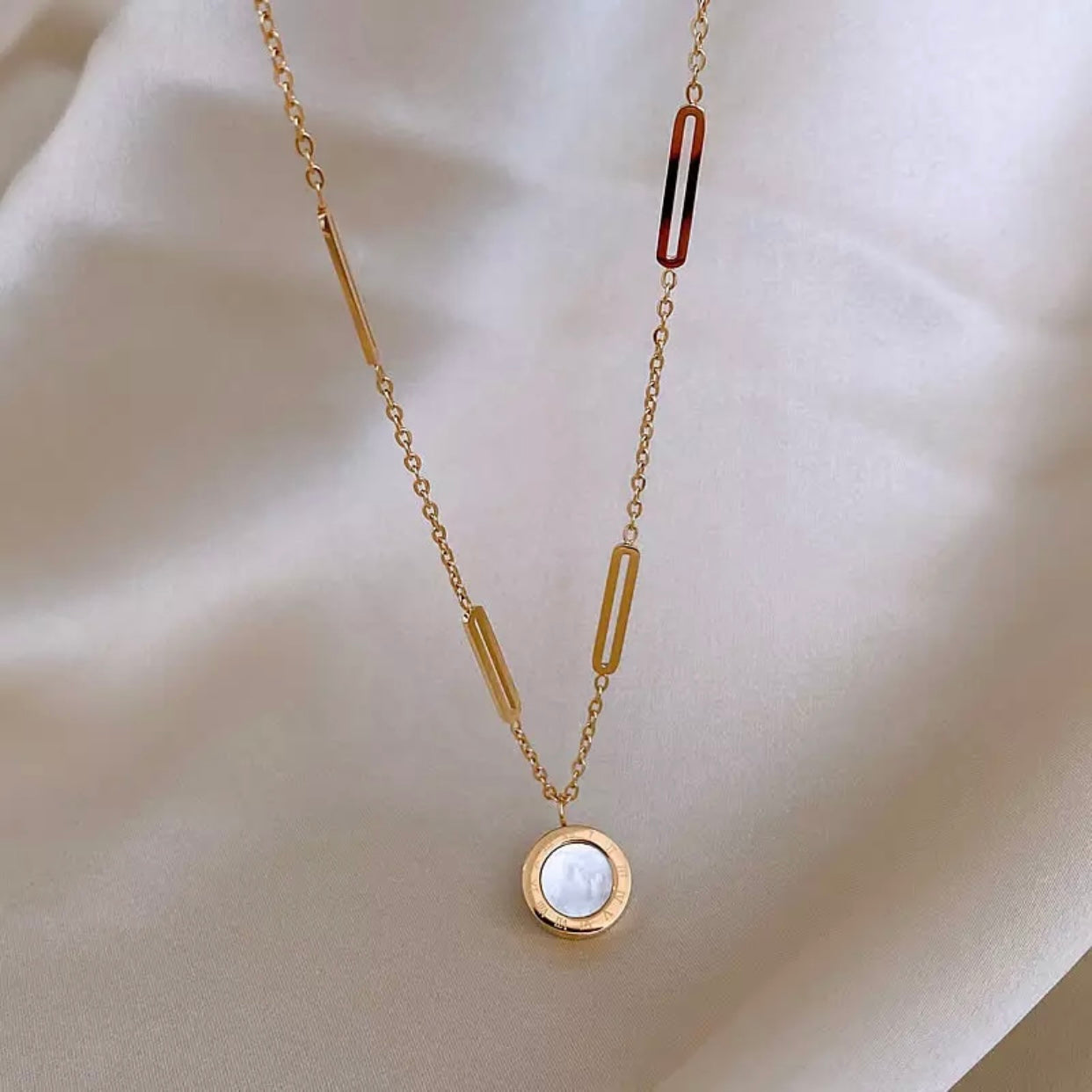 BELLA ROMAN NUMERAL LINK CHAIN NECKLACE