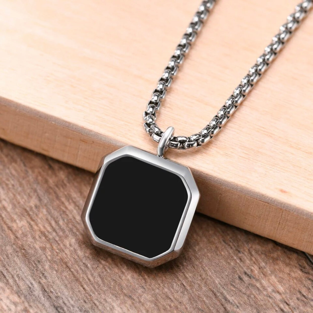 MATHEUS SQUARE MENS PENDENT