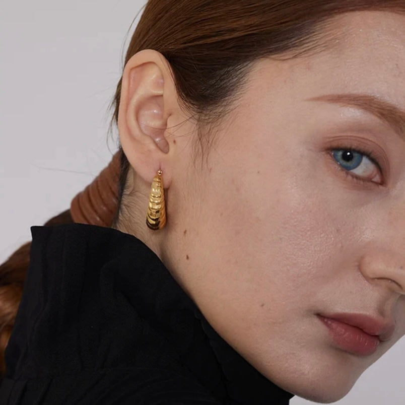 AMBRA CROISSANT SMOOTH SMALL HOOP EARRINGS
