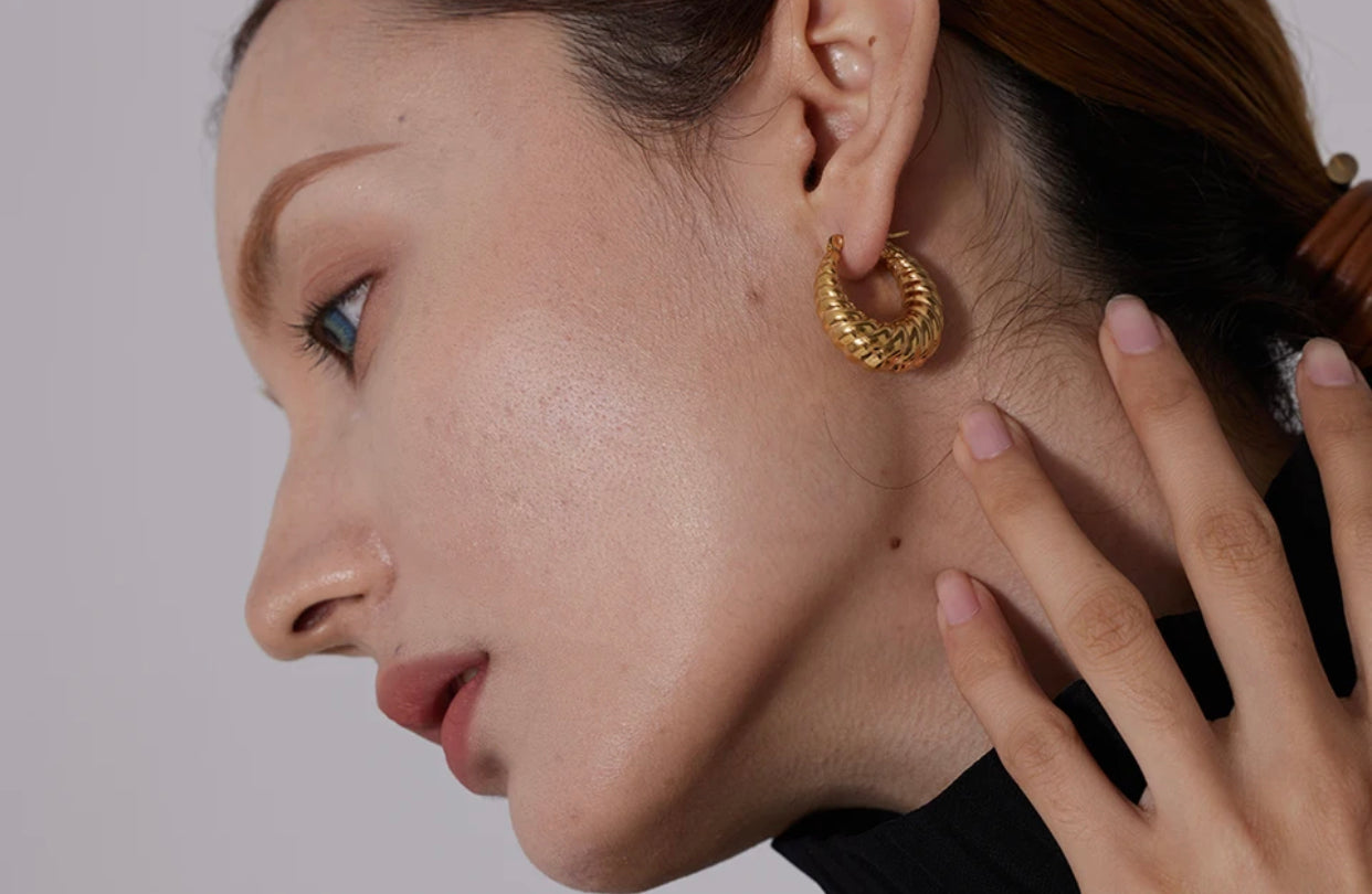 AMBRA CROISSANT SMOOTH SMALL HOOP EARRINGS